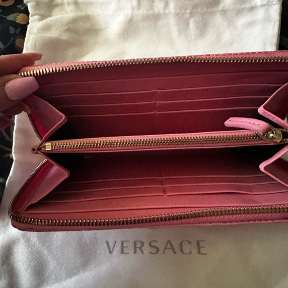 Pink Versace Wallet New with authentication card and tags
Versace Pink - Picture 4 of 5